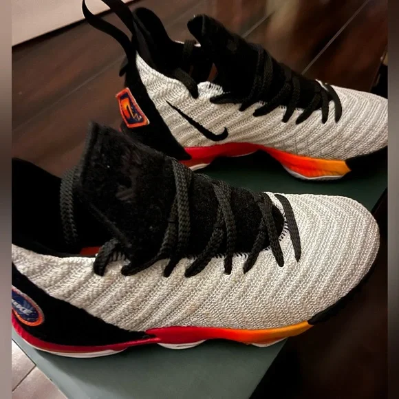 Lebron XVI boys sneakers - Picture 3 of 4